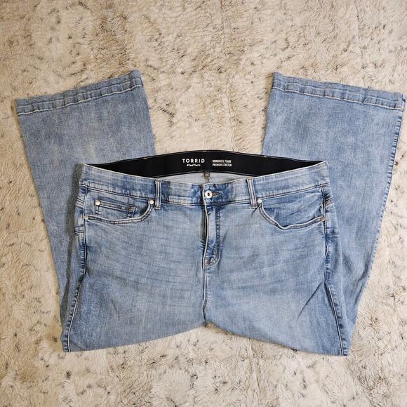 Torrid Bombshell Flair Premium Stretch Light Wash Jeans Size  Size 26S - Picture 2 of 9